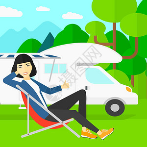 森林里房车前人物躺在躺椅上休闲的插图图片