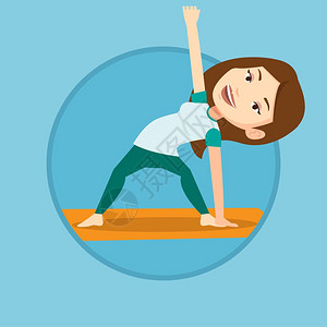 站在瑜伽垫上运动的人图片