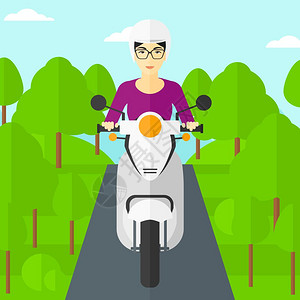 骑着摩托车在林间小路上悠闲骑行图片