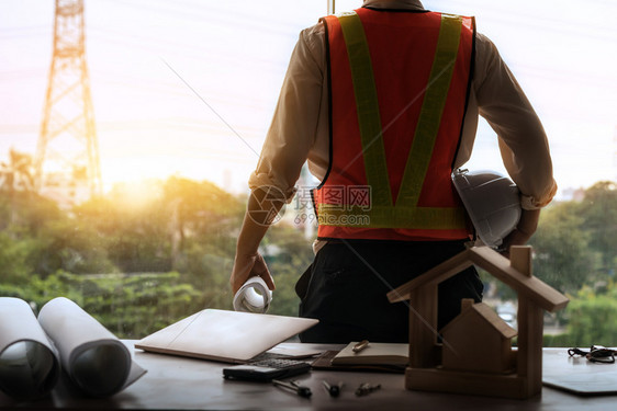 年轻男子建筑师或工程在办公桌与设计师备一起工作在场所进行内部设计房地产业务和土木工程概念图片