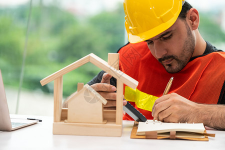 青年建筑工人或程师在与设计师在进行室内设计图片