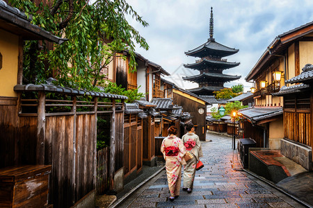 穿着传统日本和服的亚洲旅行者图片