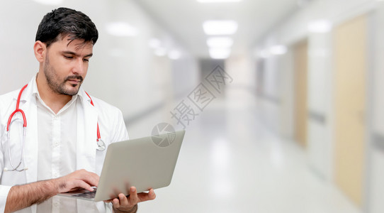 男医生形象拿着笔记本电脑图片