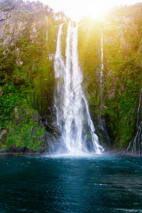 新西兰南部岛屿美丽的大瀑布图片