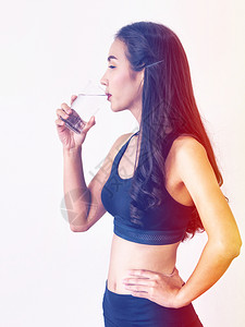 女生运动后在喝水背景图片