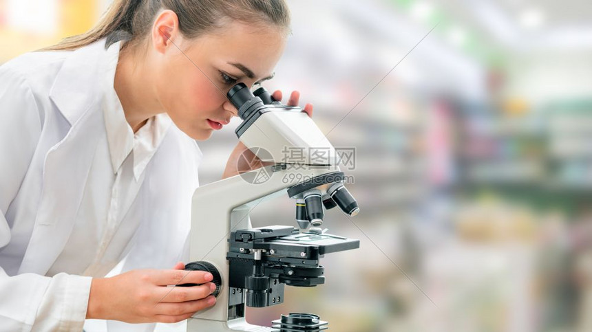 在实验室使用显微镜的科学家研究员