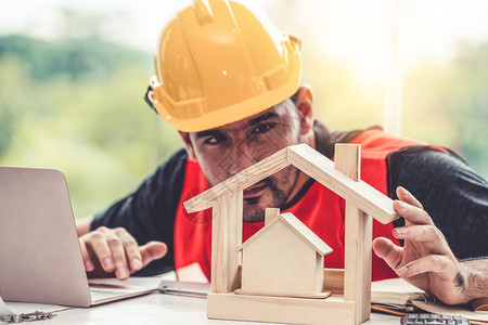 青年建筑工人在进行室内设计图片