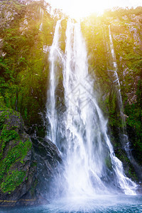新西兰密尔福德最美丽的大瀑布图片