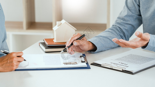经纪人和投保人解释抵押贷款和住房保险图片