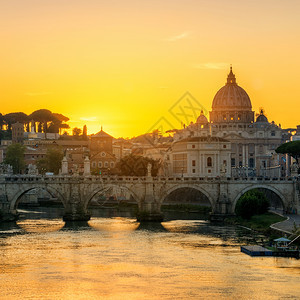 夕阳下意大利城中心的古罗马建筑图片