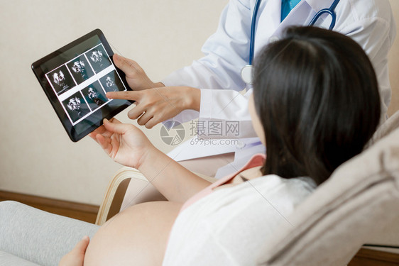 年轻孕妇在医院做检查图片