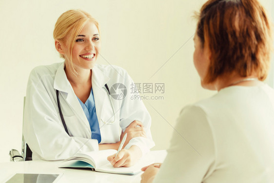 年轻女医生在给病人看诊图片