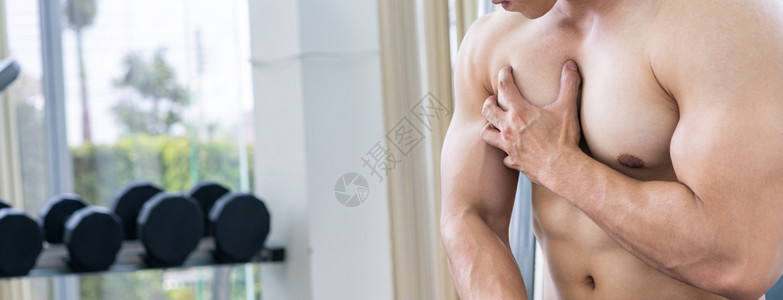 男子在健身房按摩胸肌进行放松图片