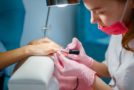 美容师对女客户的手指甲护理治疗图片