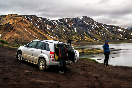 在高原冰川的陆地上行驶的车图片