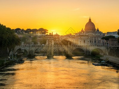 夕阳下意大利城中心景观图片