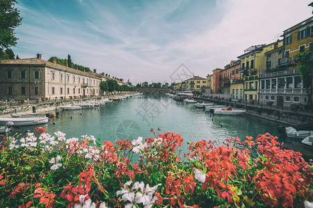 意大利城市湖边景色背景图片