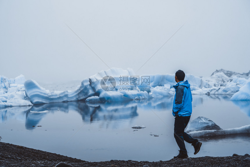 男探险家在著名的北冰洋公园探险图片