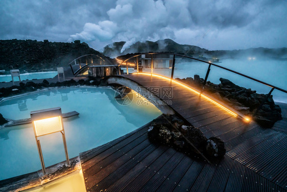 美丽的地热温泉池的夜景图片