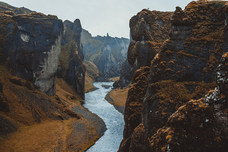 冰原上独特的峡谷地貌景观图片