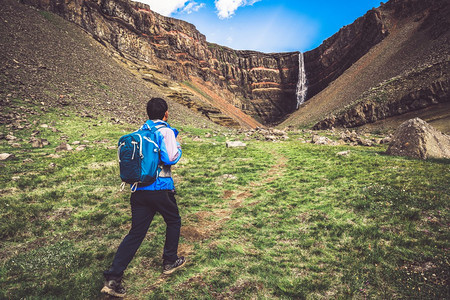 前往冰地东部瀑布的登山者图片