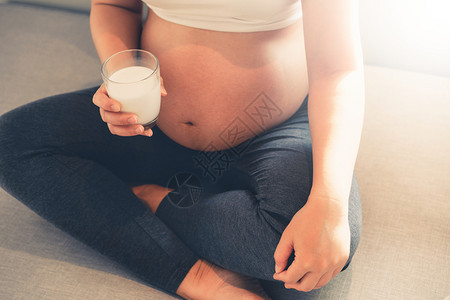 孕妇喝牛奶图片