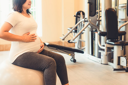 孕妇在健身房做体能锻炼图片