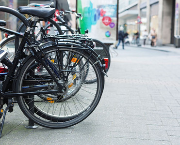 欧洲老街上的自行车图片