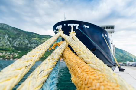 绳索栓着一艘停在港口的大型游轮图片