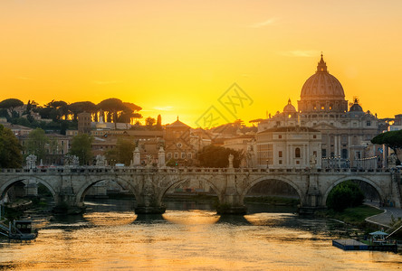 日出时意大利城中心景观图片