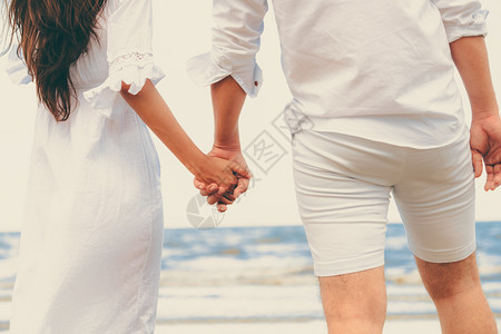 情侣在沙滩上度蜜月背景图片