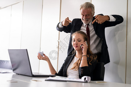 商人老板对业女雇员的不良行为感到愤怒和他们无视工作场所的任务解雇人和力资源管理问题的概念图片