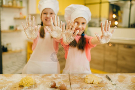 孩子们做糕点双手都是面粉图片