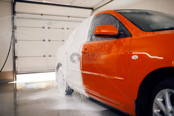 无人洗车服务一半是泡沫图片