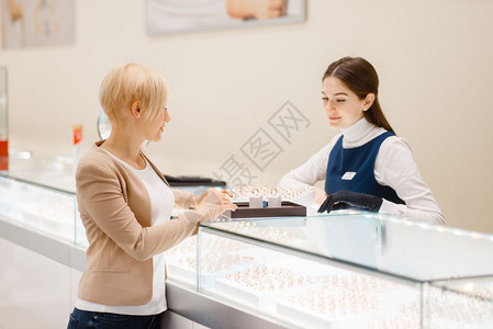 在珠宝店选择首饰的女人图片