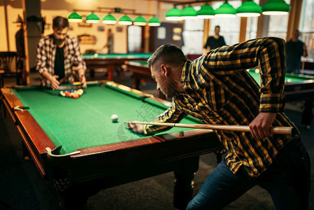 男人在酒吧打台球图片