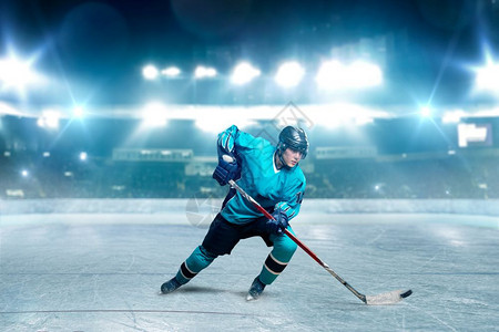 冰上曲棍球运动员在竞场上比赛图片