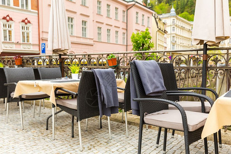 欧洲老城卡洛维著名的旅游地点户外咖啡厅图片