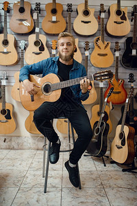 音乐店吉他器家购买设备英俊的高清图片素材
