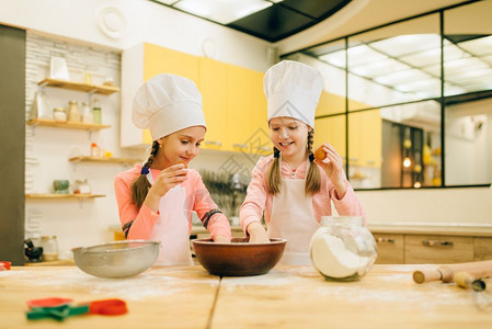 厨师做饭两个小姐妹在厨房做饼干揉面粉背景