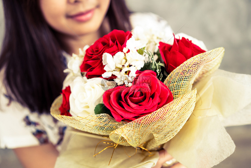 女子收到男友的玫瑰花礼物图片