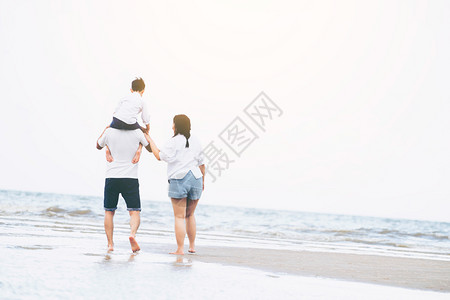 幸福的家庭去沙滩度假图片
