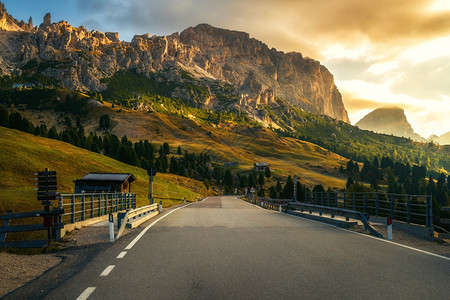 在意大利多洛米山的高速公路上拍摄图片