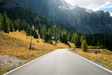 意大利多洛米山群美丽的山地道路图片