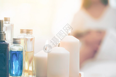 芳香按摩油润滑剂蜡烛和香草提取液背景图片