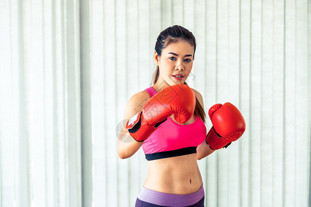 女拳击手在健身房打拳背景图片