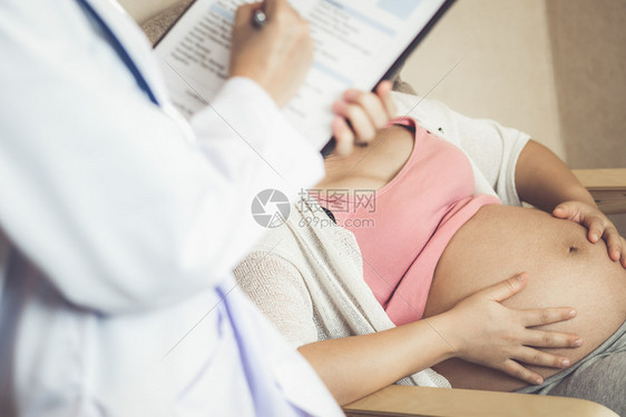 医生给孕妇看病图片