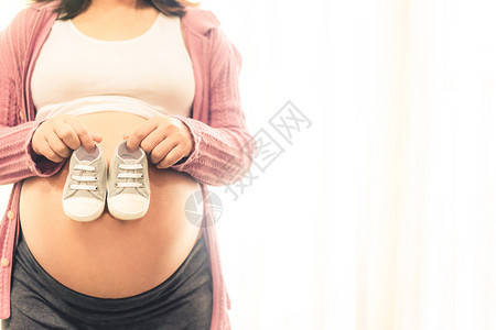 孕妇准备的婴儿鞋图片