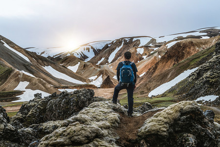 在高地冰原挪威欧洲高原的超现实自然景观上旅行美丽的多彩雪山地形以夏季探险和户外散步闻名图片