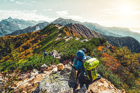 户外徒步旅行的背包客图片